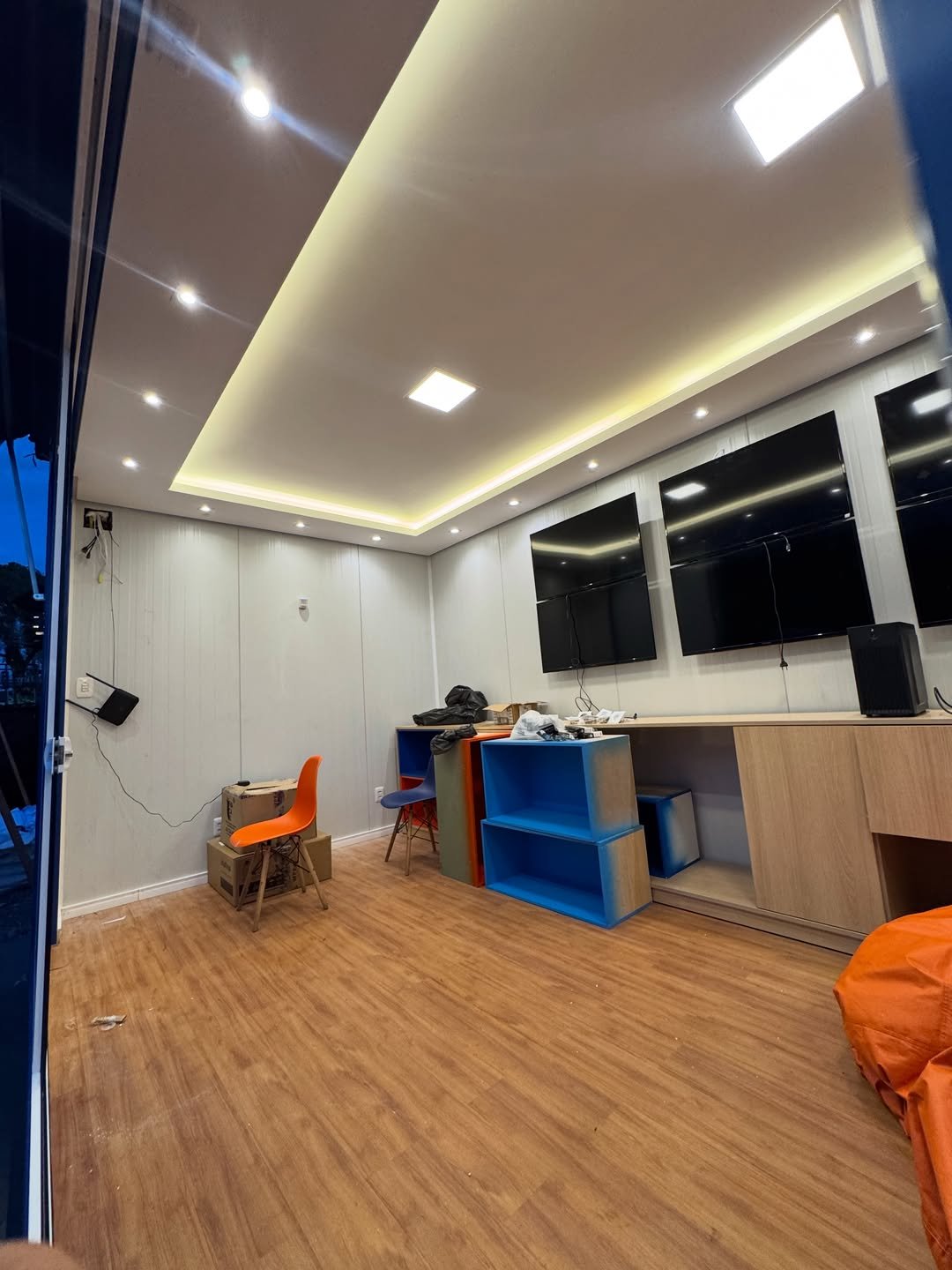 Interior do módulo: telas, bancada e nichos durante a preparação do espaço.